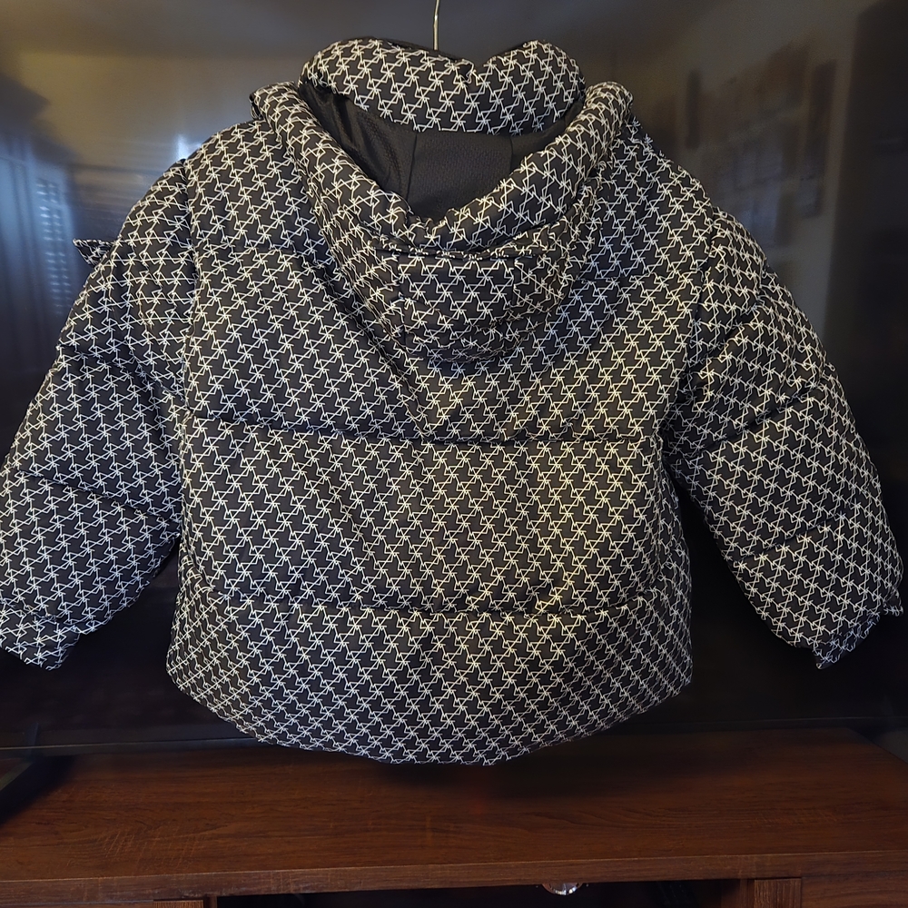 Chic Black and White Patterned Puffer Jacket